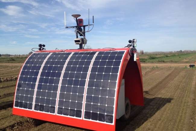 Dünyanın ilk güneş enerjisiyle çalışan çiftlik robotu