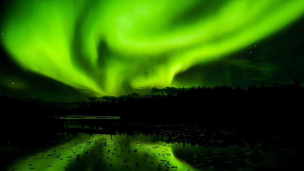Auroralar, Uzaydan Gelen Elektronlar Dünya'nın Manyetik Alanıyla Etkileşime Girdiğinde Oluşuyor