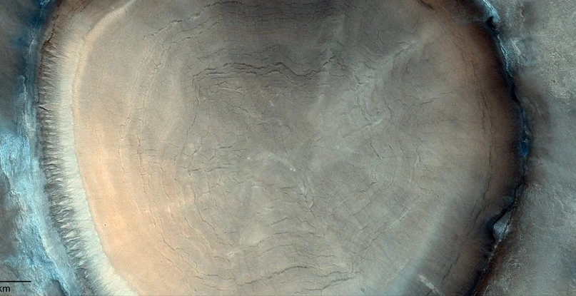 Mars'taki Bu Krater Muazzam Bir Ağaç Kütüğü Gibi Görünüyor