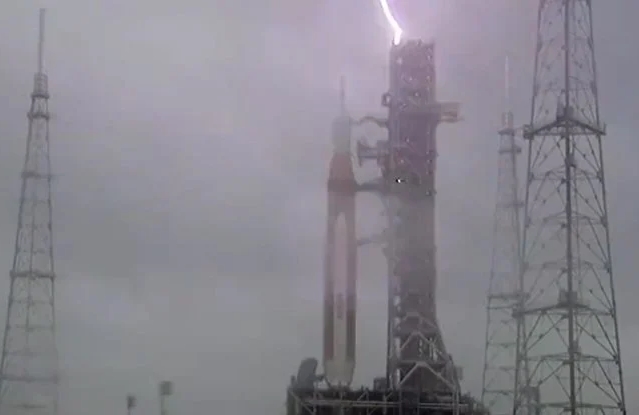 NASA'nın Mega Roket Fırlatma Pisti'ne Yıldırım Çarptı
