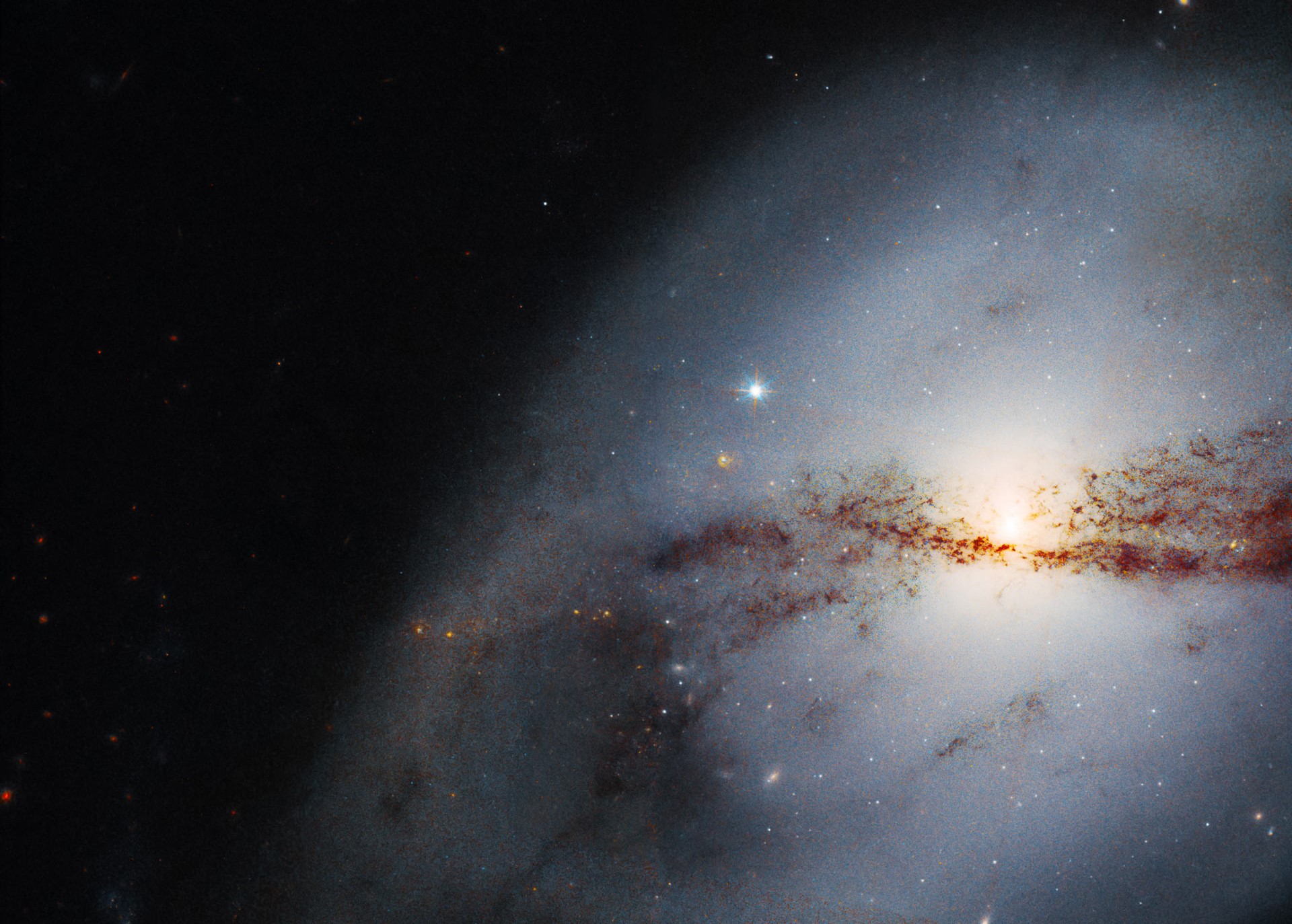 Hubble Olağandışı, Çarpık Şekilli Sarmal Gökadayı Görüntüledi