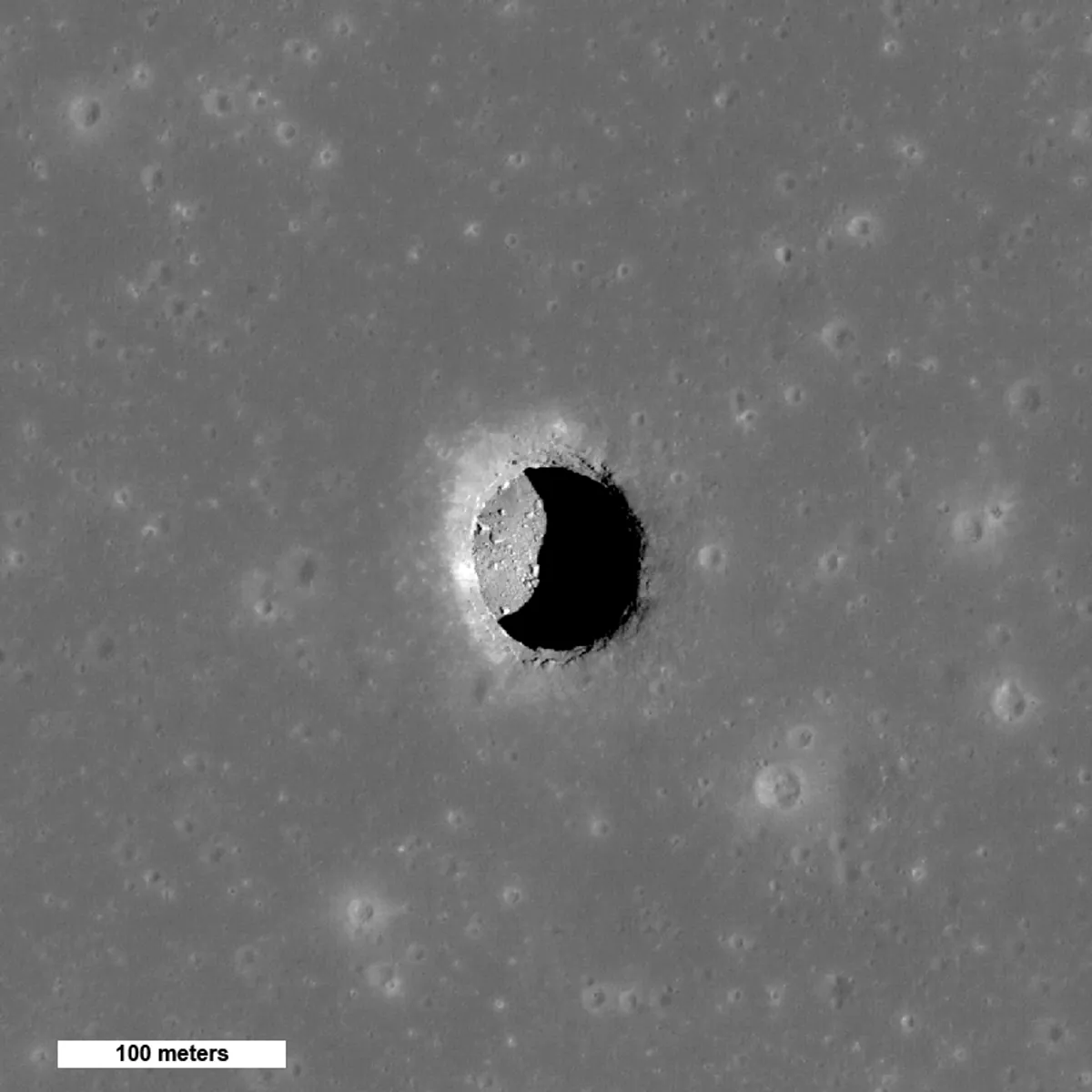 Bilim İnsanları Ay'da Yaşamak İçin Harika Bir Sıcaklıkta Kalan Çukurları Keşfetti