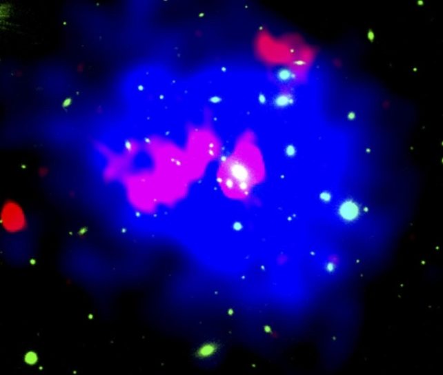 Keşfedilen En Eski Fosil Radyo Galaksisi, Bir Kümede Saklanırken Bulundu