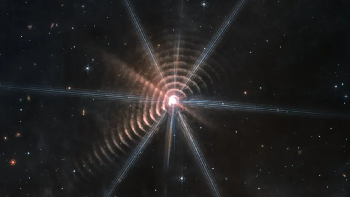 Çarpıcı Yeni JWST Görüntüsü Yaşlı Bir Yıldızın Karmaşık Kabuklarını Gösteriyor