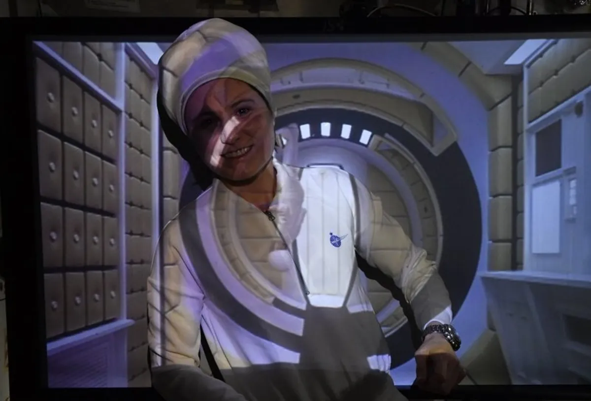 Astronot, En Yeni Cosplay'de "2001: A Space Odyssey"deki Mikro Yerçekimi Sahnesini Test Ediyor
