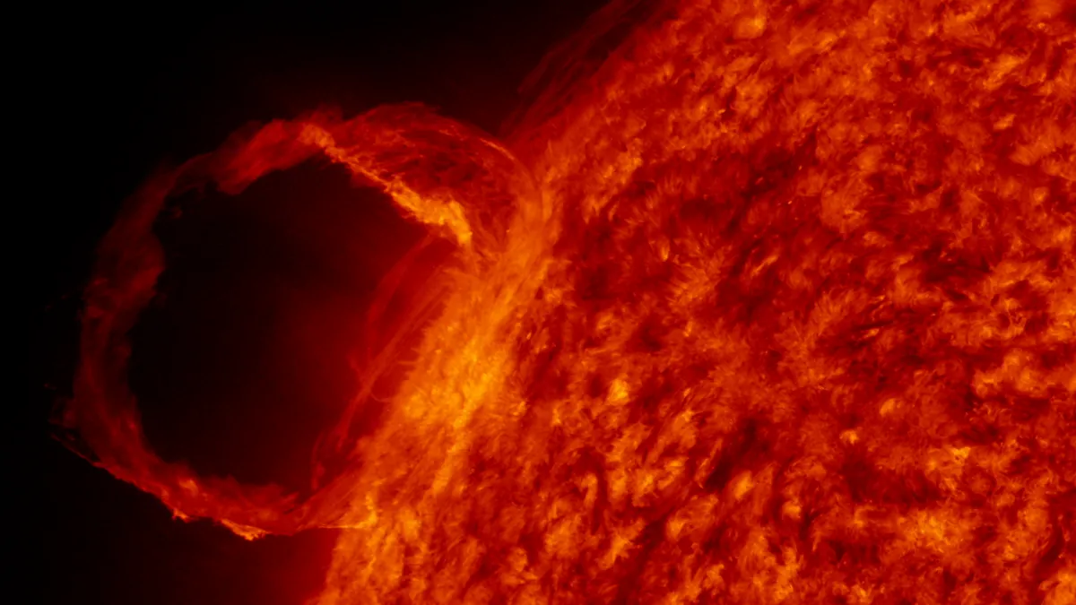 Muhteşem Video, Büyüleyici Güneş Fışkırmasının Güneş Etrafında Dönmesini Gösteriyor