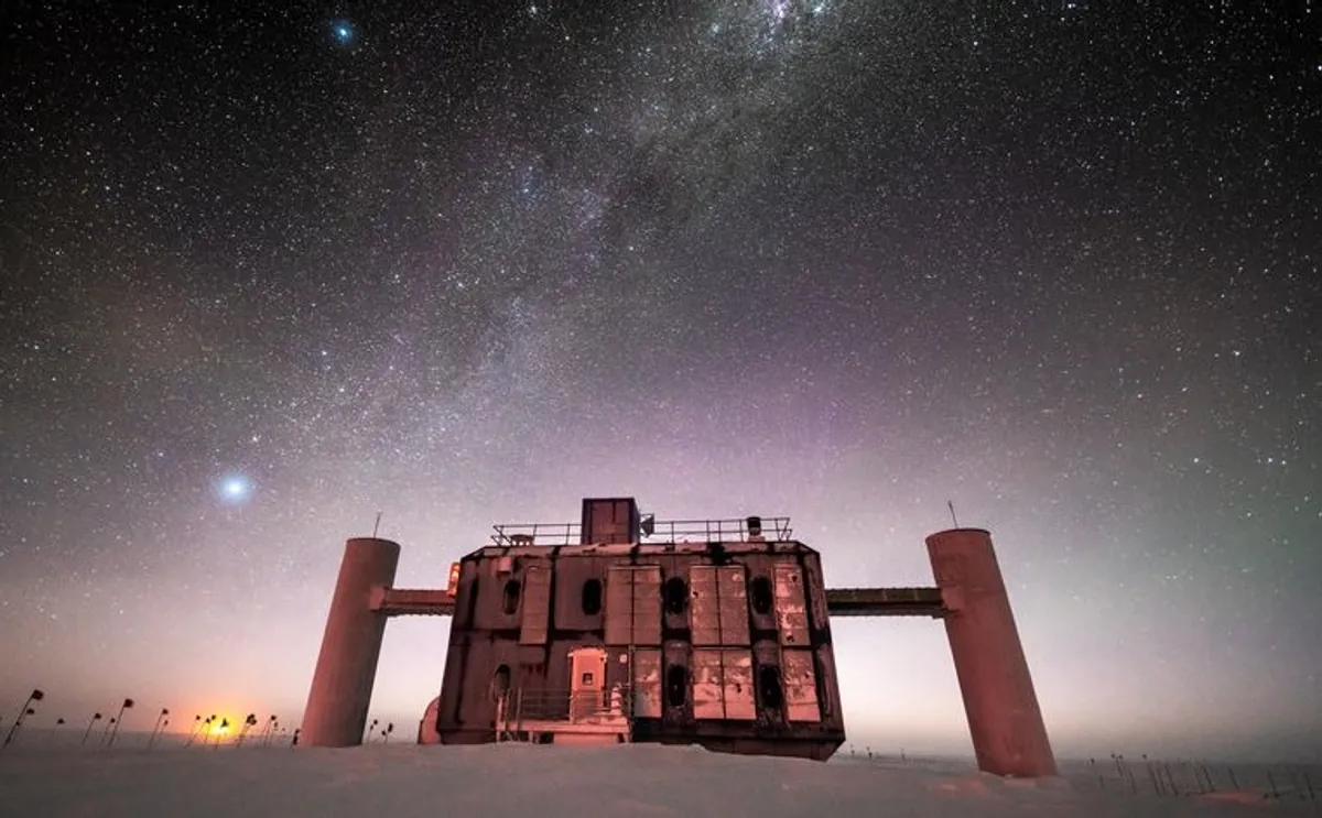 Yakındaki Bir Galaksinin Yaydığı Açıklanamayan Nötrinolar Antarktika'nın Altında Tespit Edildi