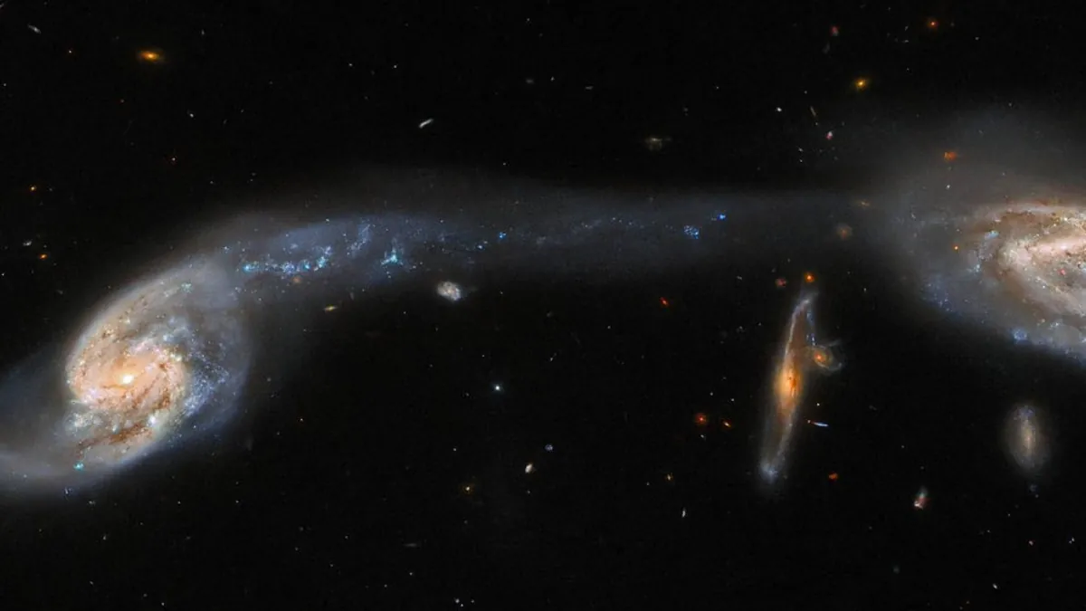 Hubble, Parlak Yıldız Köprüsü ile Bağlı Galaksi Çiftini Gördü