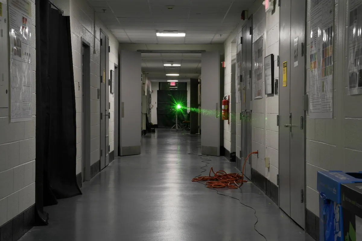 Lazer Deneyi Üniversite Koridorunu Geçerken Rekor Kırdı