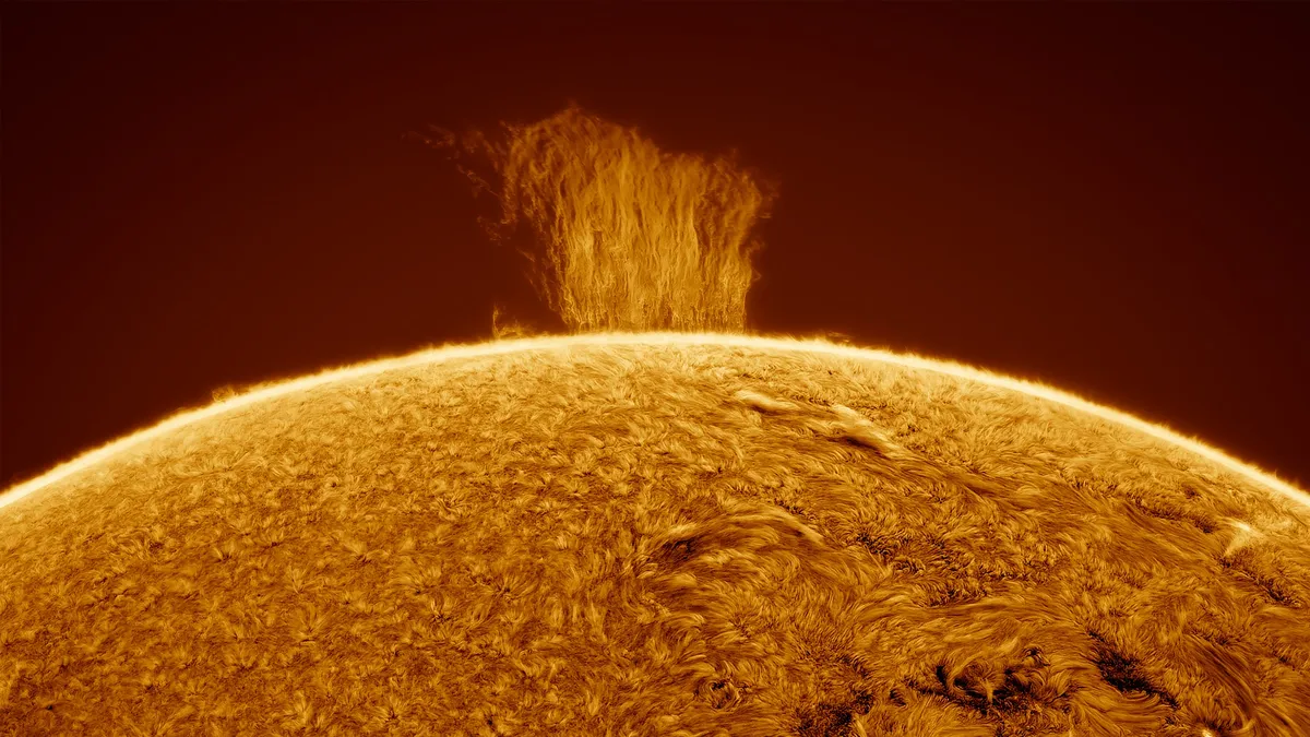 Olağanüstü Fotoğraf, Güneşin Üzerinde Yükselen Bir Plazma Duvarını Gösteriyor