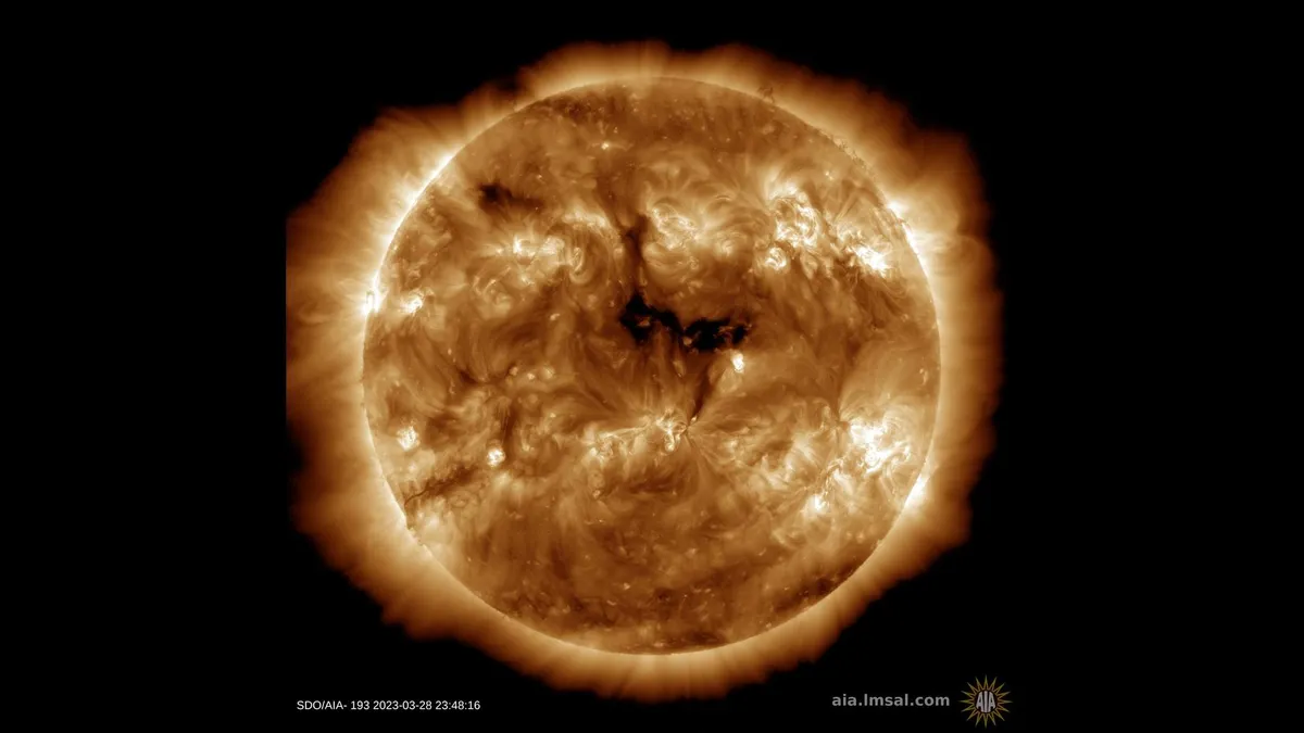 Yeni X Patlaması Atmosferinden Püskürürken Güneş Gerçekten Uyanıyor