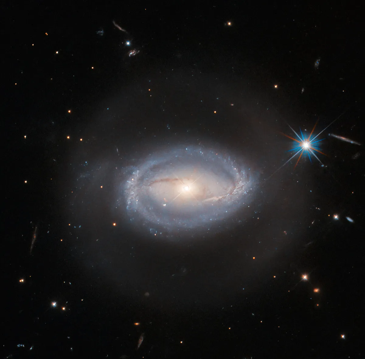 Sınıflandırmaya Meydan Okuyan Tuhaf Kozmik Cisim Hubble Tarafından Görüntülendi