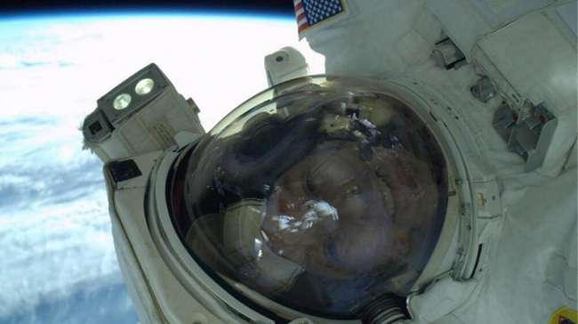 Uzay yürüyüşü selfie'si