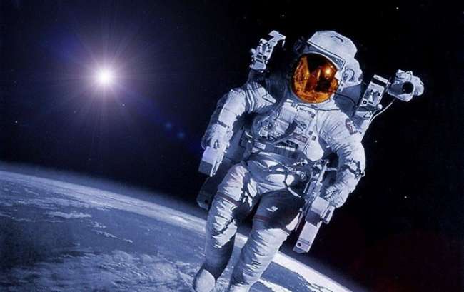 Astronot Kıyafetsiz Uzaya Çıkarsanız Ne Olur?