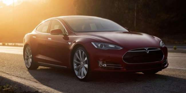 Tesla Model S P85D 100km hıza 3.2 saniyede ulaşıyor