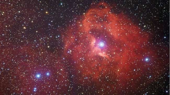 Yıldızların aydınlattığı hayalet nebula