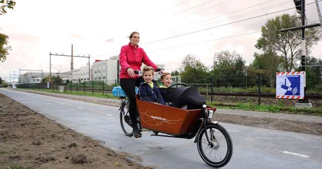 Hollanda Güneş Panelli Bisiklet Yolunu Test Ediyor