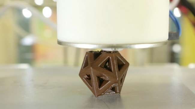 Farklı şekillerde çikolata basabilen 3D yazıcı