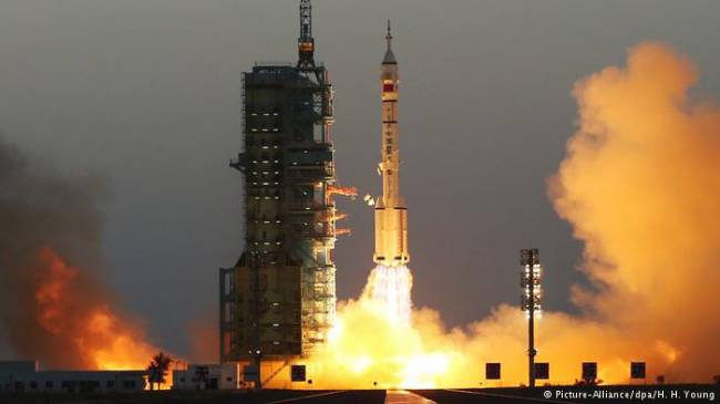 Çin uzaya iki astronot gönderdi