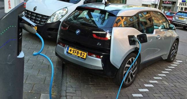 Hollanda’nın siyasi gündemi: “2025’e kadar tüm araçlar elektrikli olsun!”