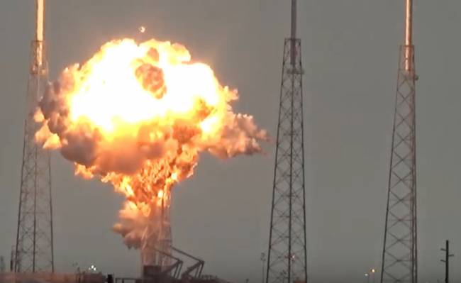 SpaceX roketi deneme ateşlemesi sırasında patladı