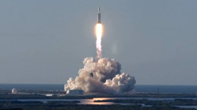 SpaceX, ARABSAT-6A uydusunu uzaya taşıdı