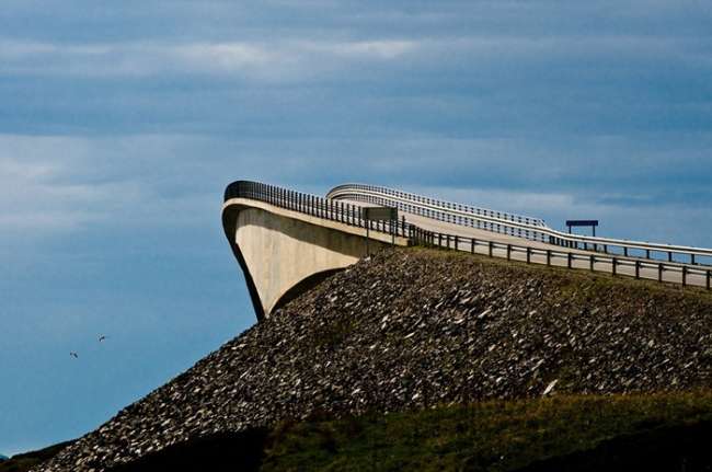 Aşağı Düşüyormuş Gibi Görünen Norveç'teki Ünlü Köprü: Storseisundet Bridge